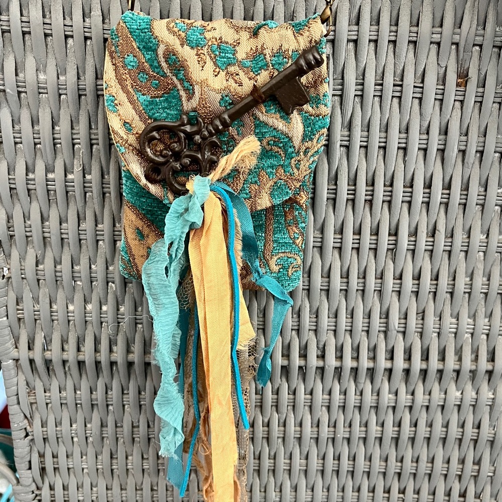 Cat’s Carpetbags Brand Small Embroidered Crossbody Bag;NWOT! - Picture 7 of 7